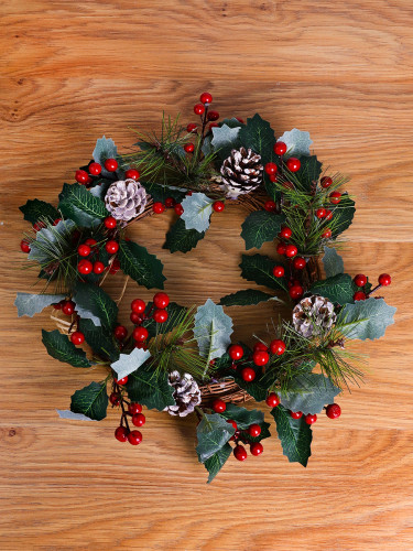 Новогодний венок с красными ягодами и шишками 22 см НУ-4920