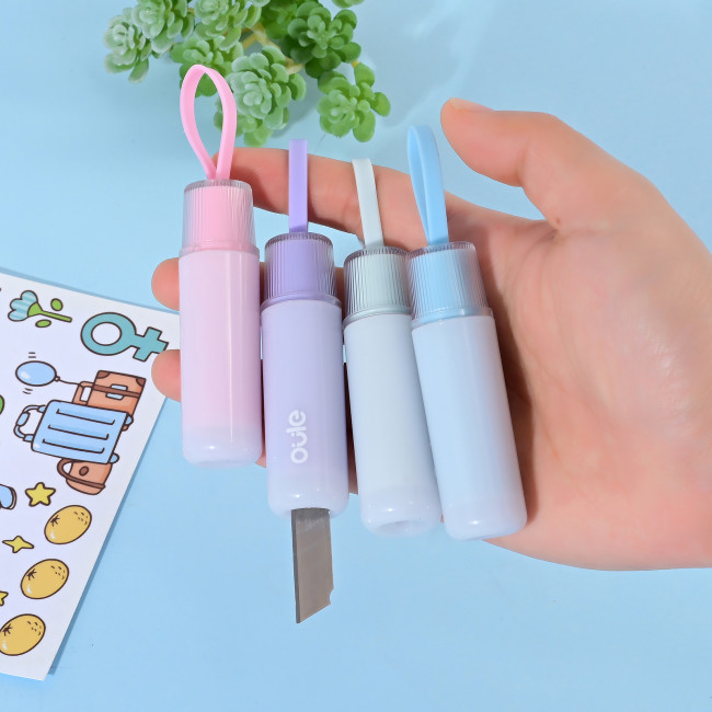 Нож канцелярский 8мм, подача лезвия вращением корпуса OULE/OL-8601 (24) Нож канцелярский 8мм, подача лезвия вращением корпуса OULE/OL-8601 (24)